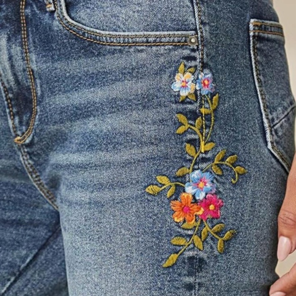 NWT Flamingals Floral Embroidered Boot Cut Jeans - Size: Large - Picture 10 of 13